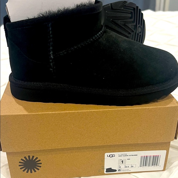 UGG Black Suede Mini Boots Kids 1 BNWT - Picture 1 of 4